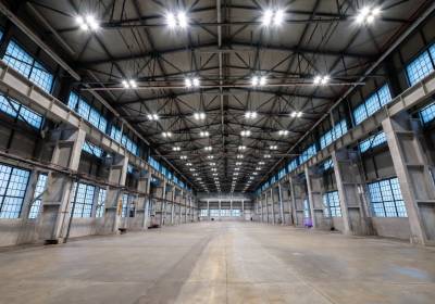 Industriebeleuchtung: LED-Umrüstung richtig kalkulieren und Stromkosten senken