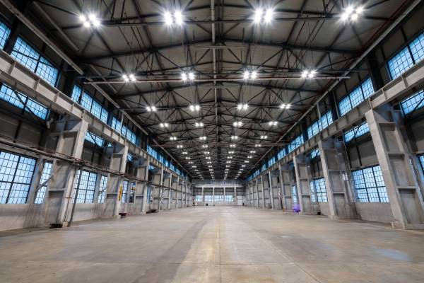 Industriebeleuchtung: LED-Umrüstung richtig kalkulieren und Stromkosten senken